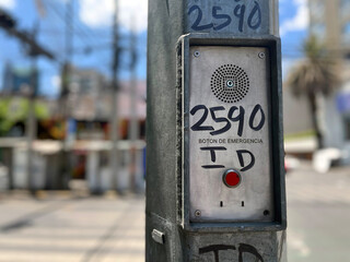 Bot&oacute;n de emergencia en poste de Ciudad M&eacute;xico. Crimen polic&iacute;a prevenci&oacute;n