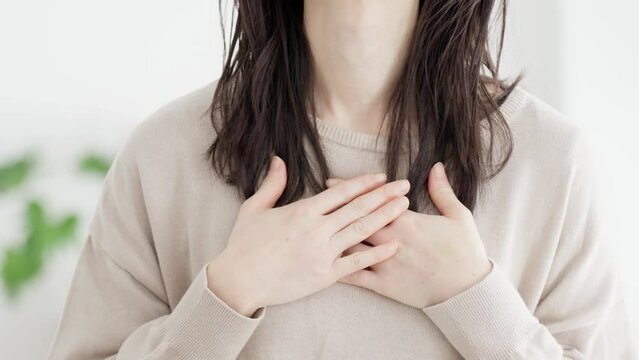 胸に手を当て幸せを感じる女性