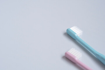 水色とピンクの歯ブラシ