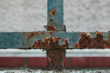 錆びた鉄製のフェンスと古い建築物の壁　朽ちた廃墟の背景