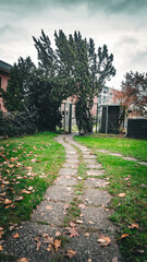 Pasaje, camino con baldosas a la ciudad