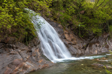 Fototapeta premium Kleiner Wasserfall in der Passerschlucht im Passeiertal, Südtirol