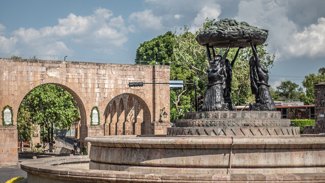 Las Tarascas y de fondo el Acueducto de Morelia, Michoac&aacute;n, M&eacute;xico