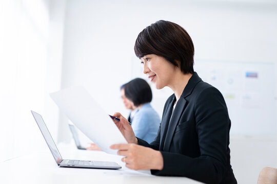 デスクで仕事をする女性
