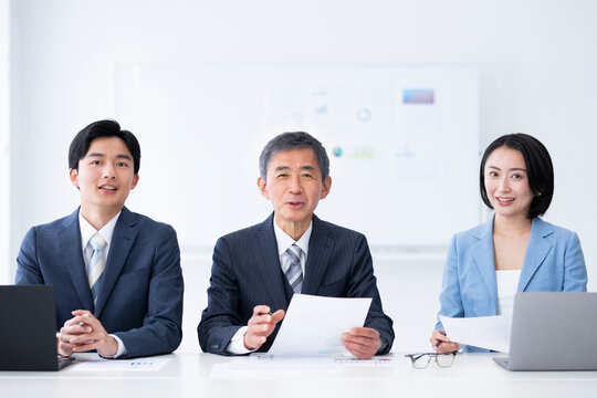 オフィスで面接をしている3人の男女