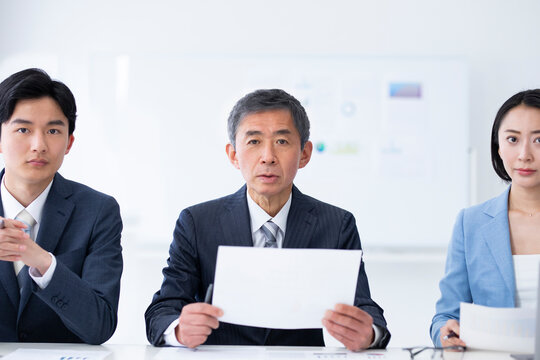 オフィスで面接をしている3人の男女