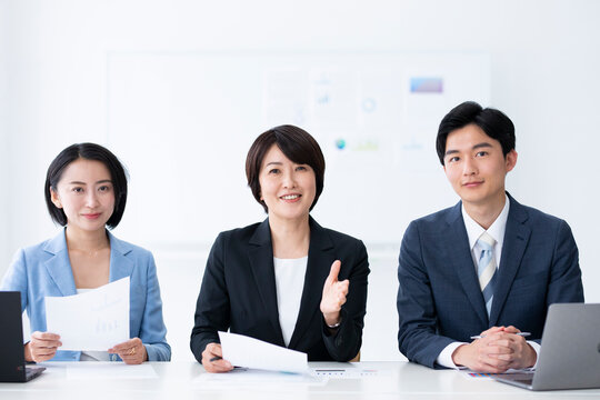 オフィスで面接をしている3人の男女