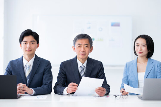 オフィスで面接をしている3人の男女