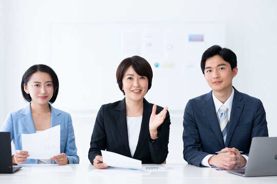 オフィスで面接をしている3人の男女