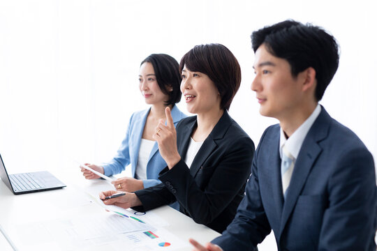 オフィスで面接をしている3人の男女