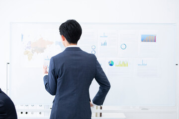 プレゼンをするビジネスマンの背中