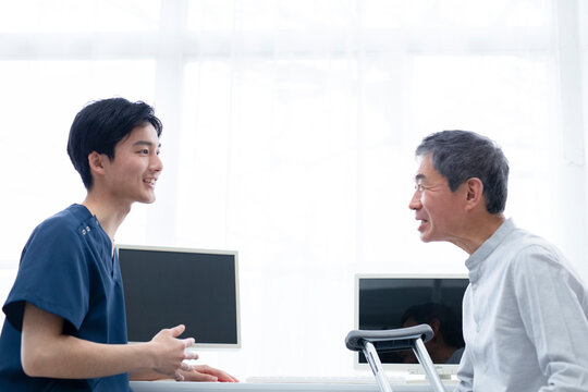 診察室で診察結果を説明する医師と患者
