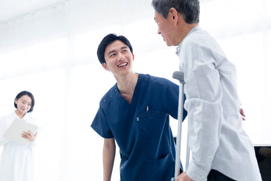 リハビリする患者と医師