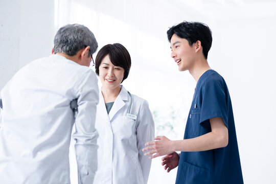 診察室で診察結果を説明する医師と患者