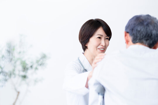 診察室で診察結果を説明する医師と患者