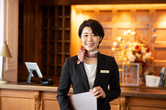 フロントに立つコンシェルジュの女性