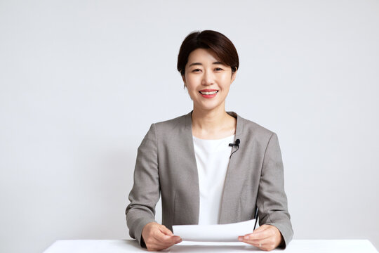 スタジオの女性ニュースキャスター