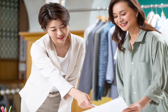 意見を話し合うパタンナーの女性たち