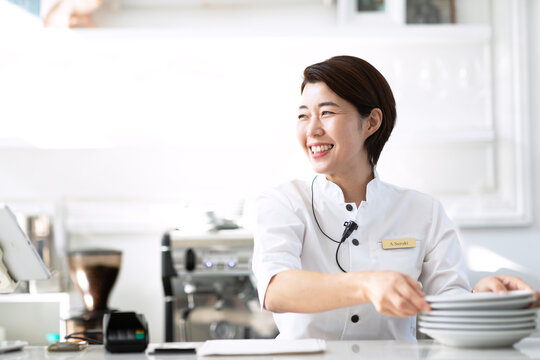 お皿を整理する女性