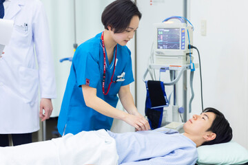 心電図をとる看護師