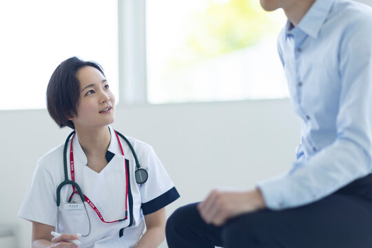 患者の話を聞くナース