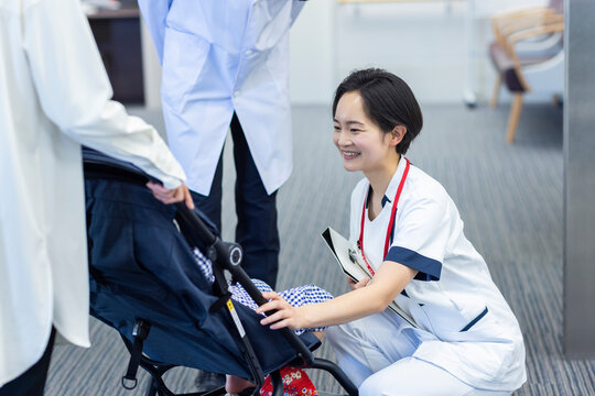 笑顔で子供に語りかける看護師
