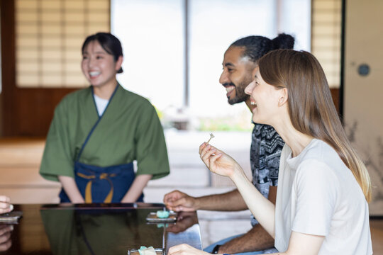 お菓子を頂く外国人