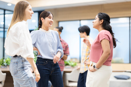 会話をする日本人と外国人グループ