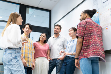 話し合いをする日本人と外国人のグループ