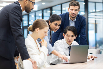 ミーティングをする日本人と外国人グループ