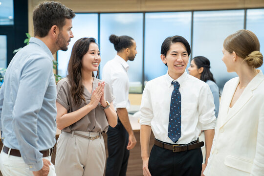 談笑する日本人と外国人