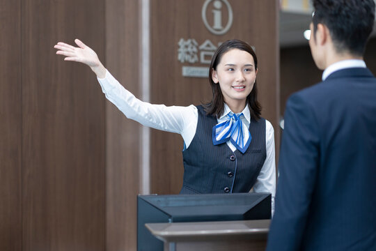 案内する女性