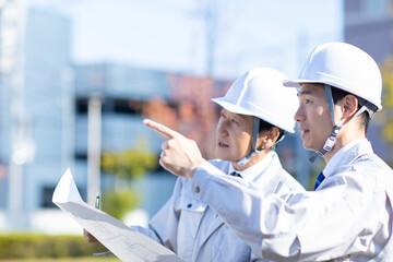 設計図を見る男性