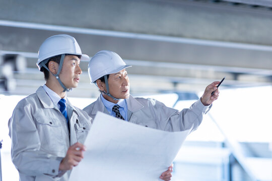 現場を確認する男性