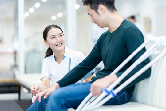 患者と話す看護師