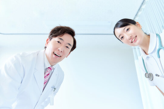 患者を覗き込む医師と看護師