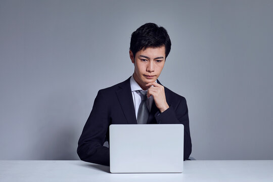 スーツを着たビジネスマンとノートパソコン