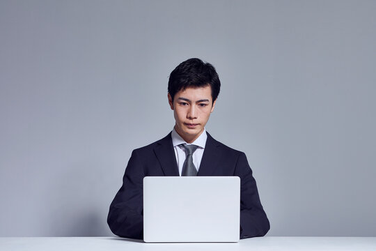 スーツを着たビジネスマンとノートパソコン