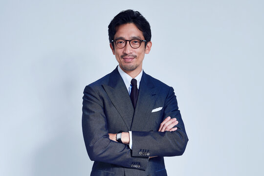 カメラ目線のスーツを着たビジネスマン