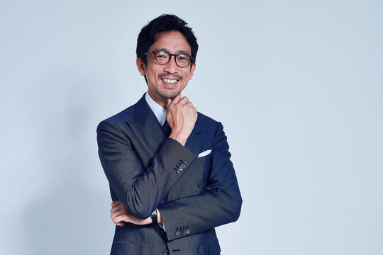 カメラ目線のスーツを着たビジネスマン