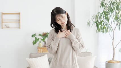 胸に手を当て幸せを感じる女性