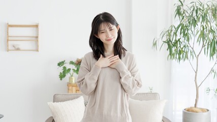 胸に手を当て幸せを感じる女性