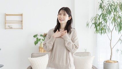 胸に手を当て幸せを感じる女性