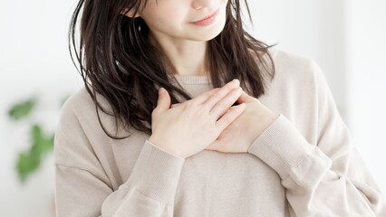 胸に手を当て幸せを感じる女性