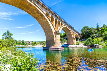 Fototapeta premium Pont de Collias et canoë