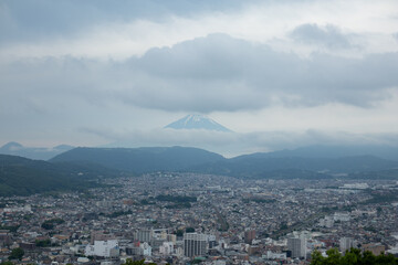 街並みと富士山