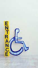 Disabilità segnaletica di accessibilità per persone con mobilità ridotta vicino all'ingresso di...