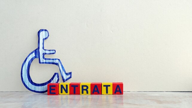 Disabilit&agrave; segnale italiano di accessibilit&agrave; per persone a mobilit&agrave; ridotta vicino all'ingresso di un edificio pubblico.