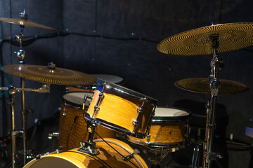 Obraz premium Close-up of a fragment of a drum kit matching the color of a tree in the studio, selective focus