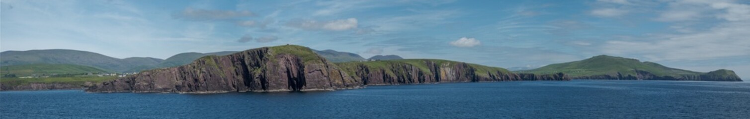 Blick vom Kreuzfahrtschiff auf die schroffe Küste der Halbinsel Dingle in Irland